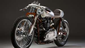 Giving the modern Triumph Bonneville a board tracker vibe: Mean Machines shows the way.