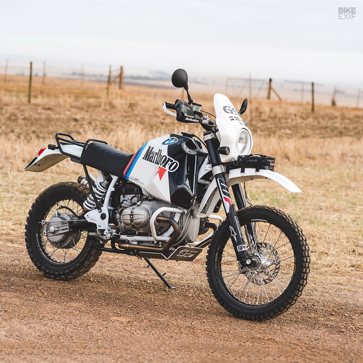 オートバイ・バイク BMW R80 GS with PARIS DAKAR RIDER Dakar Dreams: BMW R80G/S Paris-Dakar Tribute – BikeBound