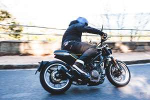 Husqvarna vitpilen svartpilen 401 review 14 625x417
