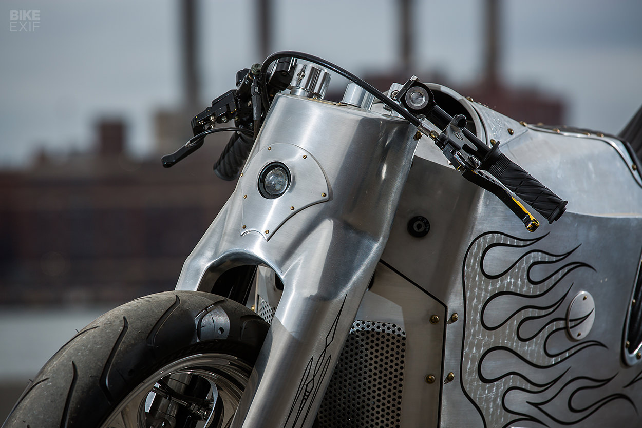 BUELLスーパーライトフィン トライ　FUTURE サイズM Buell「SUPER CRUISER」 175hp を発揮するVツインエンジン搭載の
