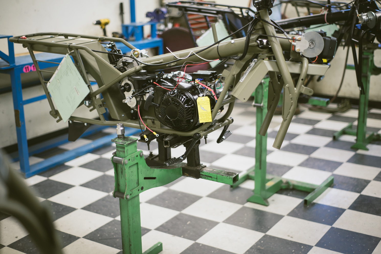 L'invention brevetée de Charlie Fehn s'appellerait le Trail-Breaker, et il a été acheté par Nethercutt Industries en 1960 avec l'intention de le mettre en production de masse