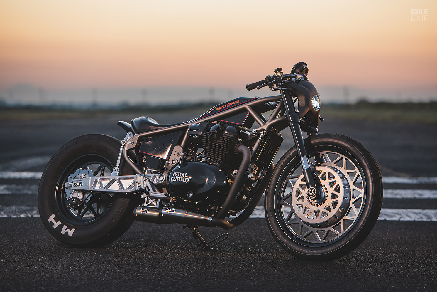 Sureshot's wild custom Royal Enfield Shotgun 650 debuts at Mooneyes |…