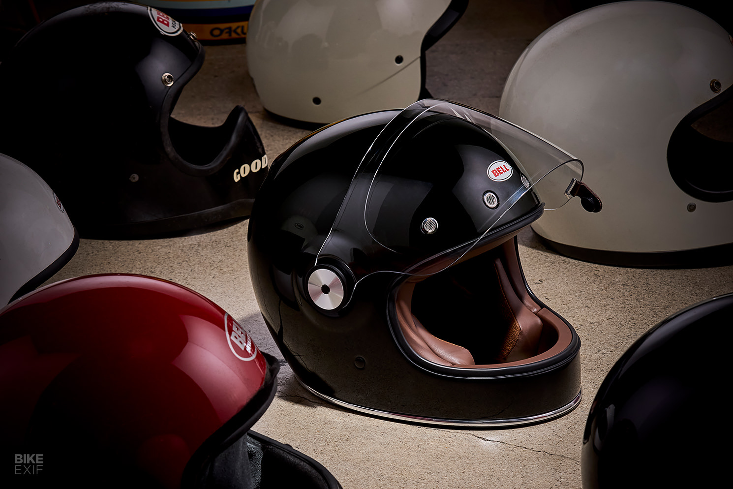 bell bullitt carbon full face helmet RSD Mulholland Matte / Gloss Black / Red,Small metal mesh circular intake vents with a rear exhaust vent and 3D cut cheek pads with speaker pockets compliment the vintage styling and push the Bullitt into the 21st century Bell Motorcycle Helmets 7165743 Bell