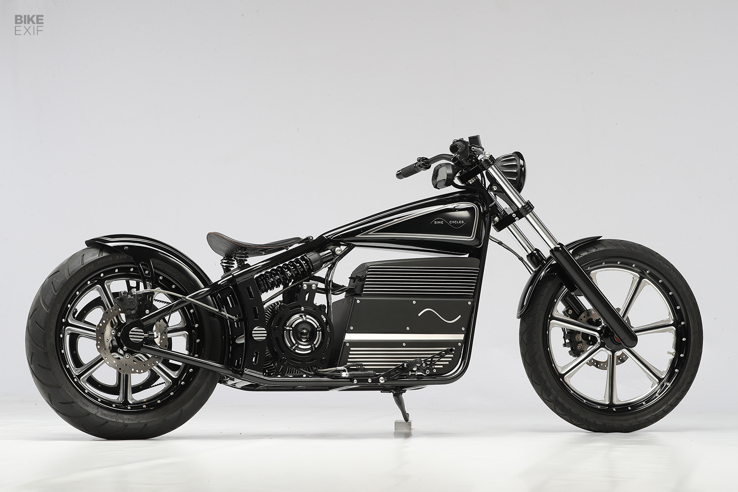 electric bobber bicycle Tracer 800W Raptor Pro DS Chopper Stretch Cruiser Bike The Tracer Twenty5 Chopper Stretch Cruiser Ebike is not just an e REVI Prowler Fat Tire Electric
