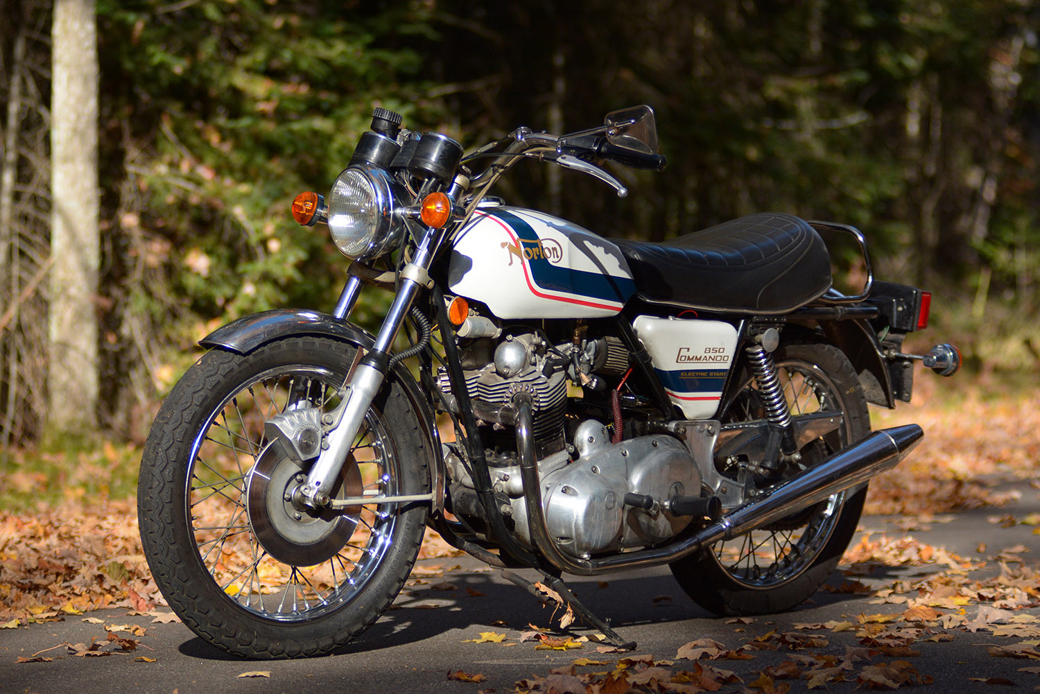 Cycling Commando Last of Kings: In the Saddle of Norton’s Big 850 Commando | Bike EXIF
