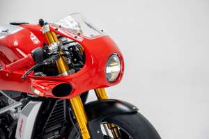 Neo-retro TVS Apache RR 310 kavinės lenktynininkas iš Smoked Garage