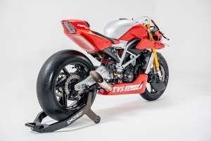 Neo-retro TVS Apache RR 310 kavinės lenktynininkas iš Smoked Garage