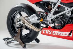 Neo-retro TVS Apache RR 310 kavinės lenktynininkas iš Smoked Garage