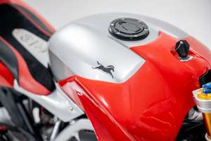 Neo-retro TVS Apache RR 310 kavinės lenktynininkas iš Smoked Garage