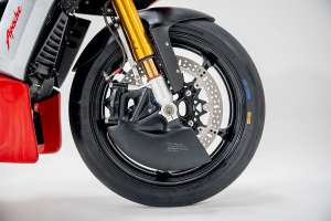 Neo-retro TVS Apache RR 310 kavinės lenktynininkas iš Smoked Garage