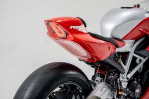 Neo-retro TVS Apache RR 310 kavinės lenktynininkas iš Smoked Garage