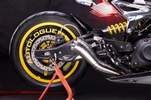 Futuristic Royal Enfield Guerrilla 450 concept build by Autologue Design