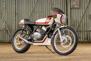 Bike EXIF's weekly Speed Read includes a Yamaha R5 café racer, a Yamaha WR155R scrambler, and a custom Suzuki Bandit 1200.