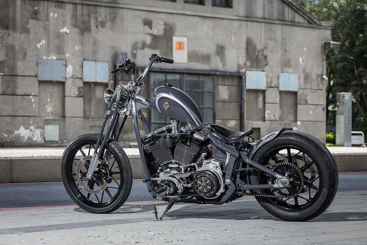 Rough Crafts Aeternum Blade Harley Davidson Street Bob 16