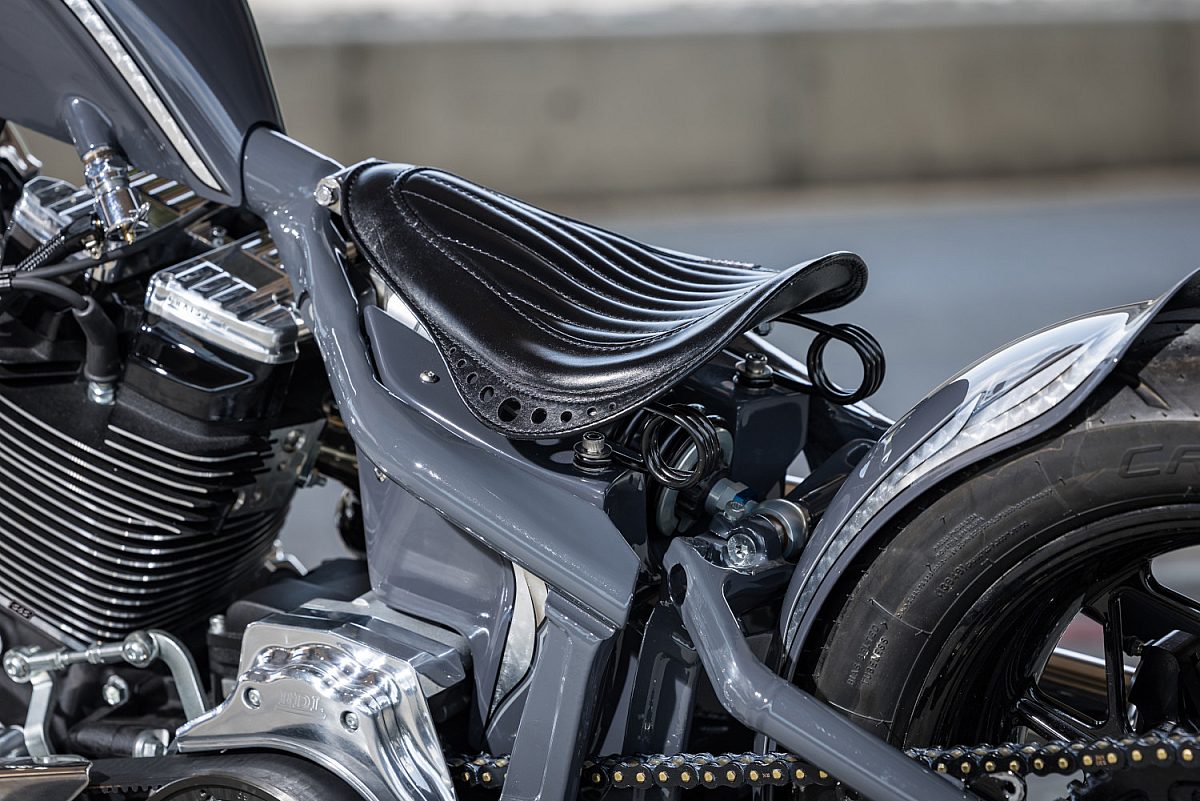 Rough Crafts Aeternum Blade Harley Davidson Street Bob 17