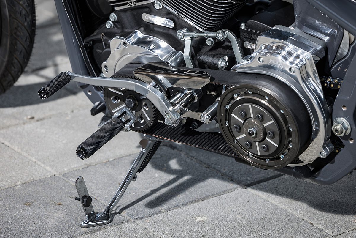 Rough Crafts Aeternum Blade Harley Davidson Street Bob 18