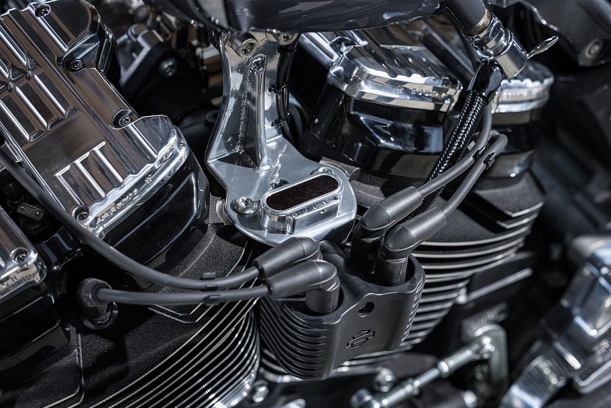 Rough Crafts Aeternum Blade Harley Davidson Street Bob 21